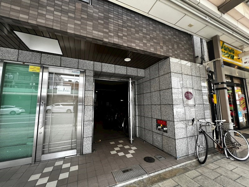 ディナスティ松屋町のエントランス