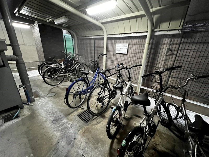 ディナスティ松屋町の駐車場
