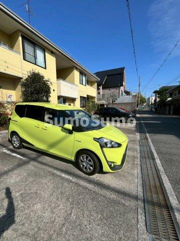 ピア甲風園の駐車場
