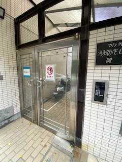 マリンクレール岡本のエントランス