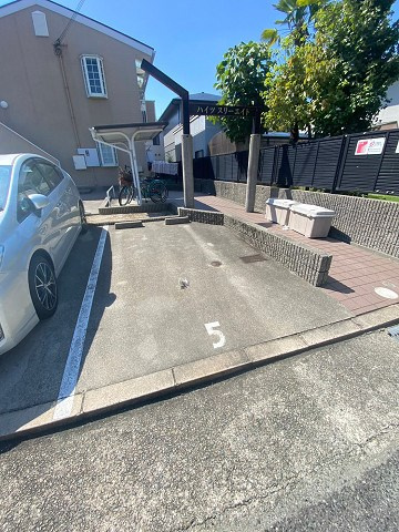 ハイツスリーエイトの駐車場