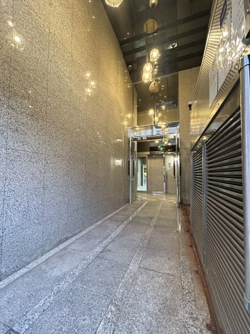 大阪市浪速区戎本町１丁目の賃貸マンションのエントランス