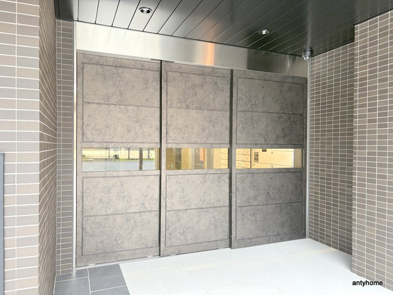 SUNREGIS NAMBA　仲介手数料無料のエントランス