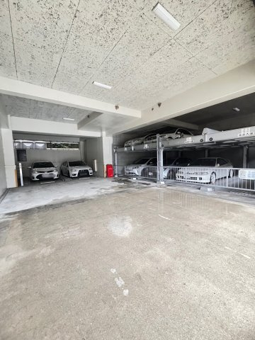 ライフ新神戸の駐車場