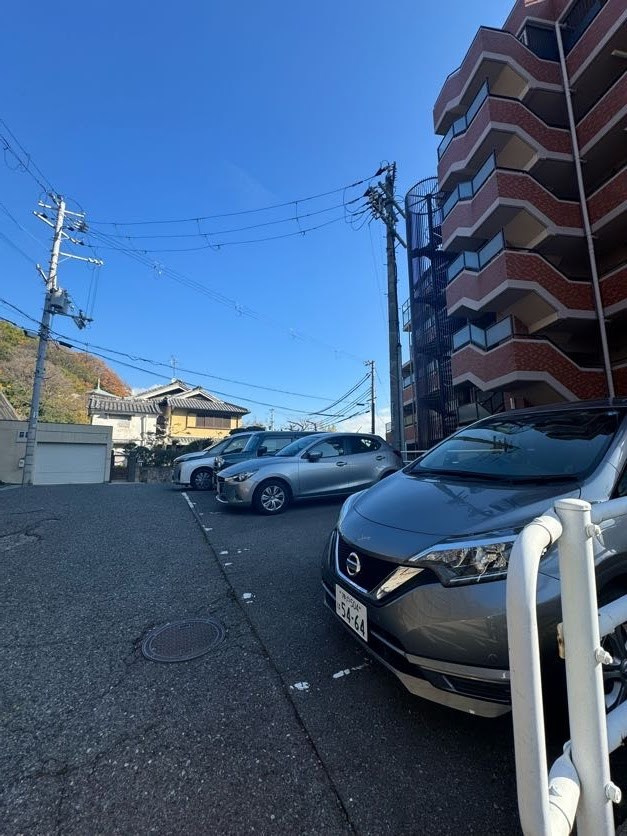 ライオンズマンション神戸明泉寺の駐車場|駐車場に車を止められます