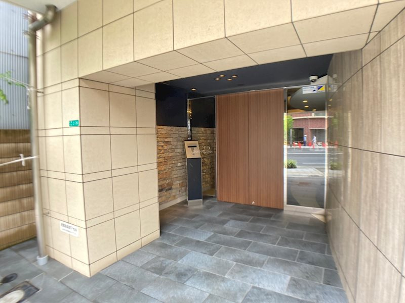 ラシュレエグゼ難波南のエントランス|清潔なエントランスです