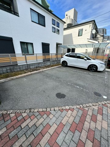 フォレストコート逆瀬川の駐車場