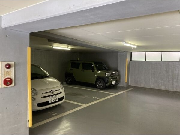 フォルム芦屋アヴァンセの駐車場