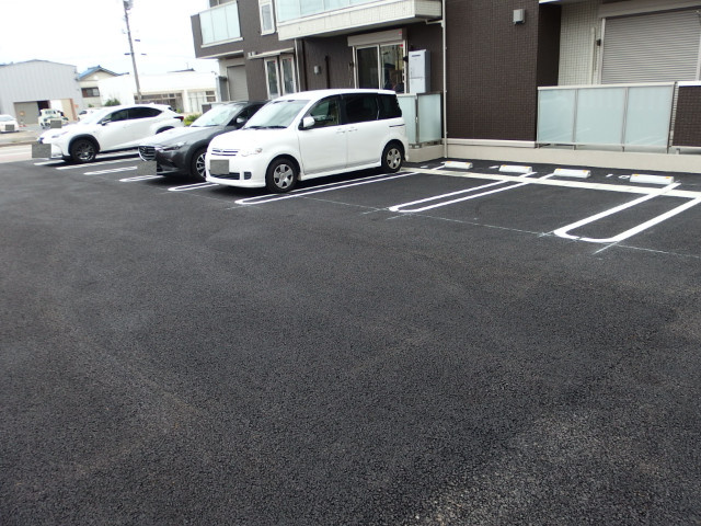 グランディール緑丘の駐車場