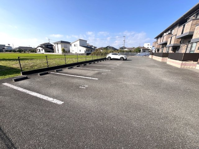 アイリスガーデン菰池 C棟の駐車場
