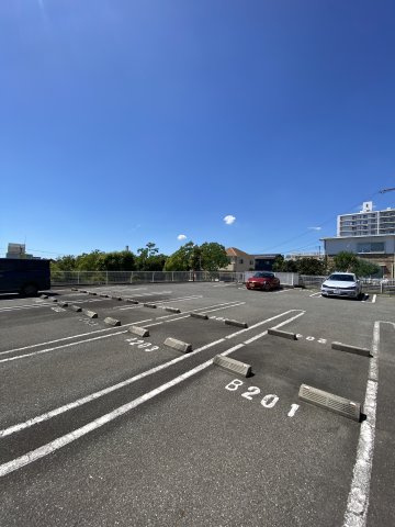 ラッフィナート・カーサ弐番館の駐車場