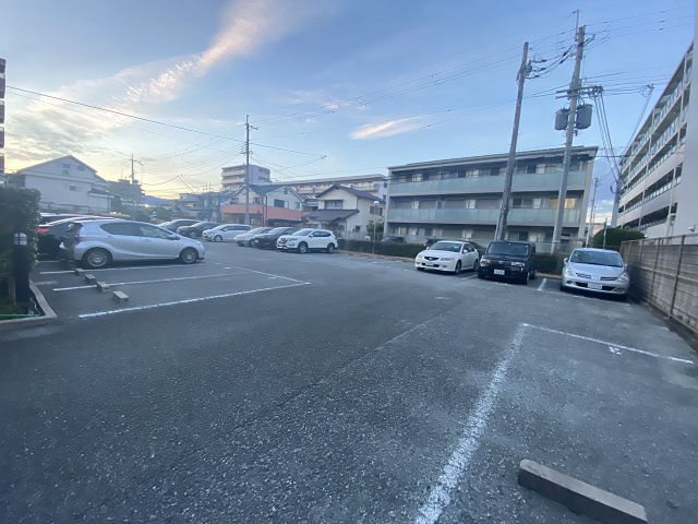 尼崎市上ノ島町１丁目の賃貸マンションの駐車場