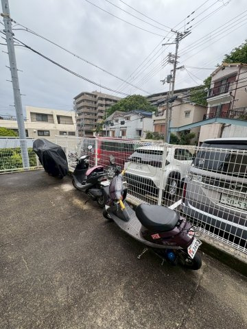 ラポール大谷の駐車場