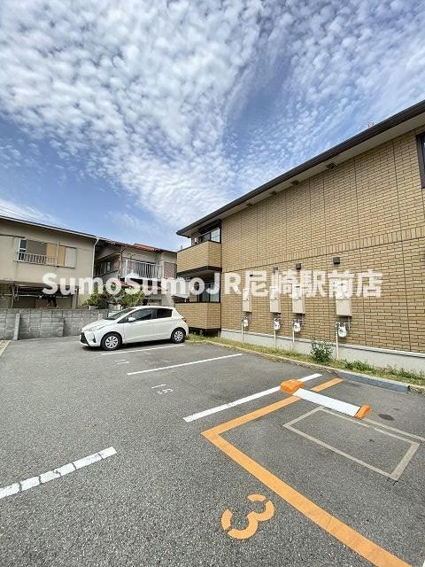 プラージュ武庫川B棟の駐車場|カースペースがあります