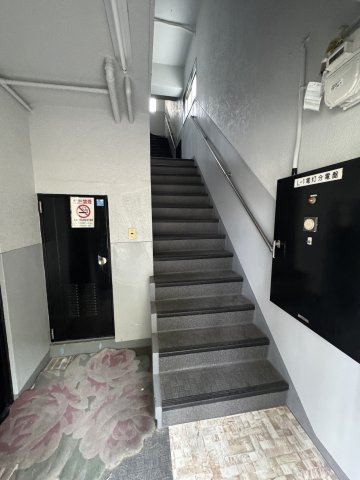 プラザ・杉原のエントランス