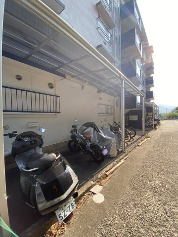 リーガルハウス板宿の駐車場|カースペースがあります
