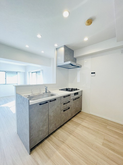 【キッチン】 | ライオンズマンション野間 | ダウンライトですっきりした印象のキッチン。落ち着いたグレーカラーはインテリア馴染みも良いです