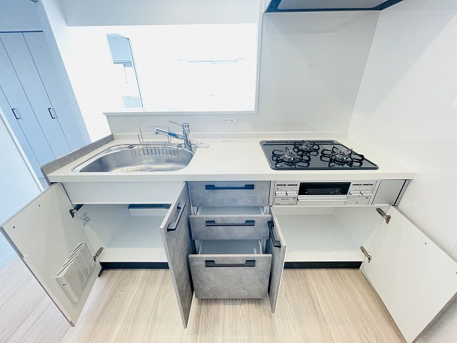 【キッチン】 | ライオンズマンション野間 | 開き戸箇所は、引き出し収納ケースを活用すると奥行の空間もうまく使うことができます