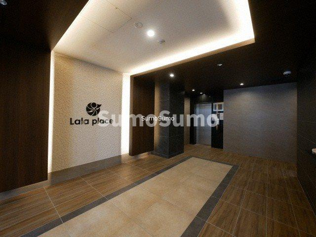 ララプレイス難波メティスのロビー|建物の内部です