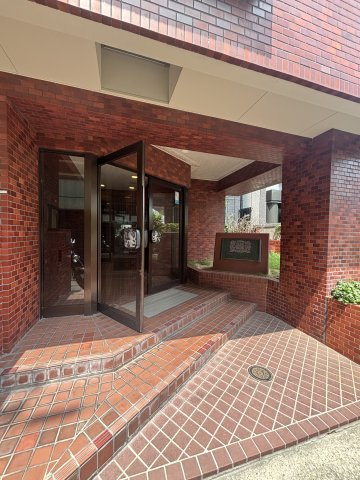 ライオンズマンション大倉山公園のエントランス