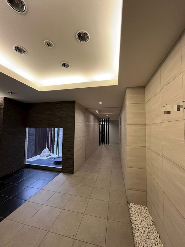 ラムール難波西のロビー|建物の内部です