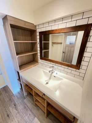 【洗面所】 | 南篠崎スカイハイツＢ棟 | 大きな鏡がある収納豊富な洗面化粧台です。