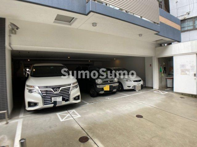 ラシュレエグゼ難波南の駐車場