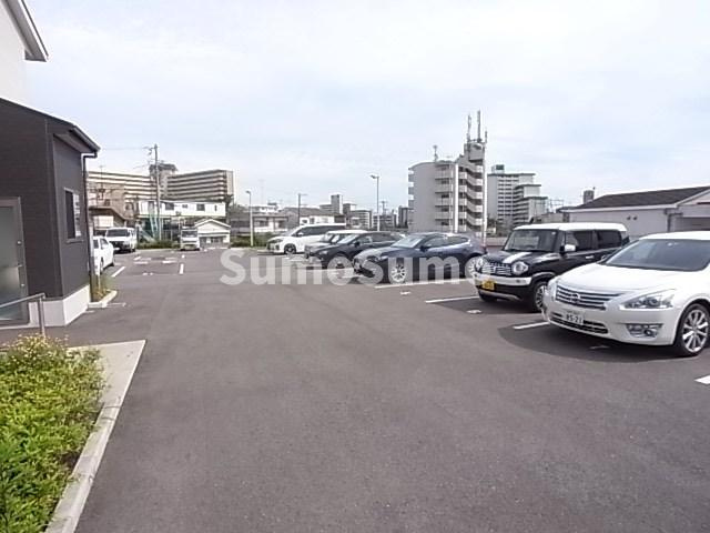ラフィーネ神戸North Wingの駐車場