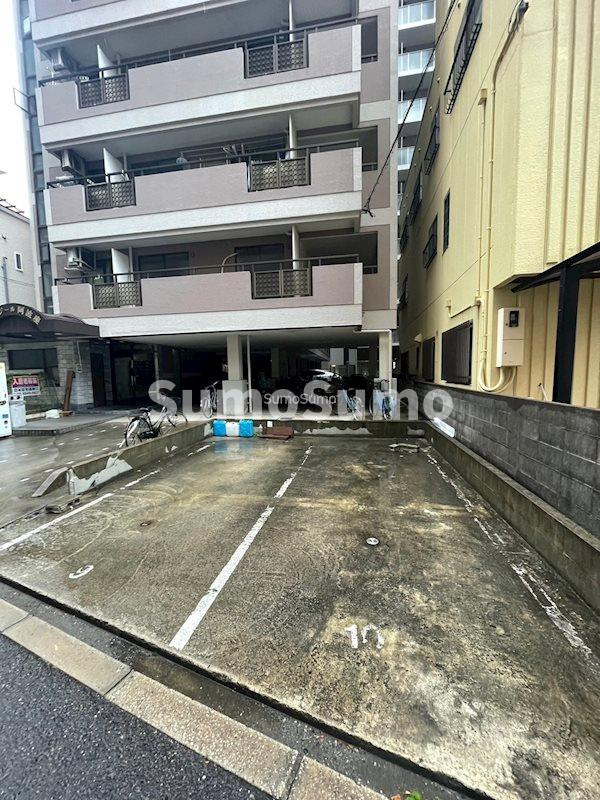ラパンジール阿波座の駐車場