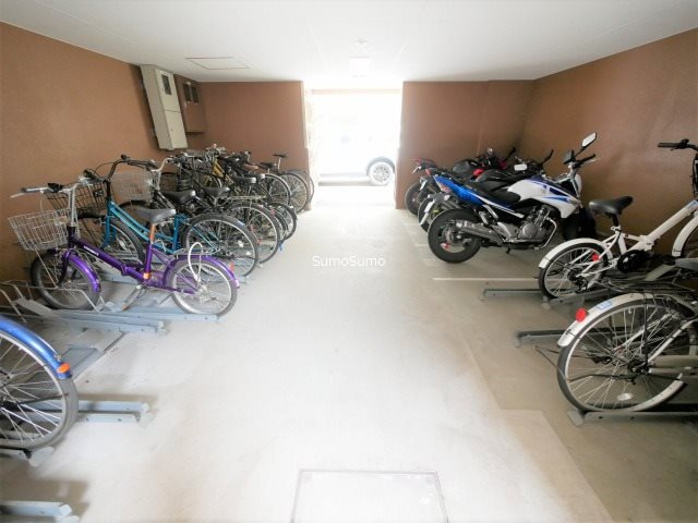 プレサンス堺筋本町フィリアの駐車場|カースペースがあります