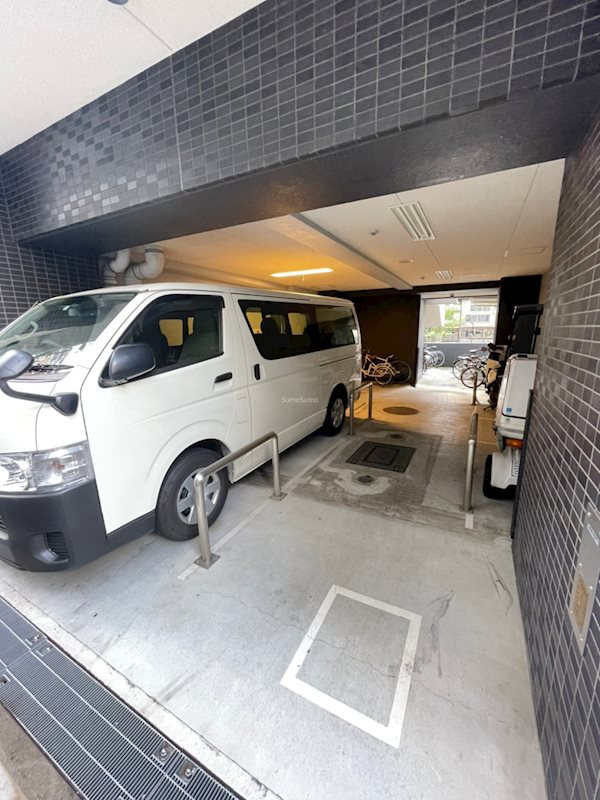 プレサンス松屋町駅前の駐車場