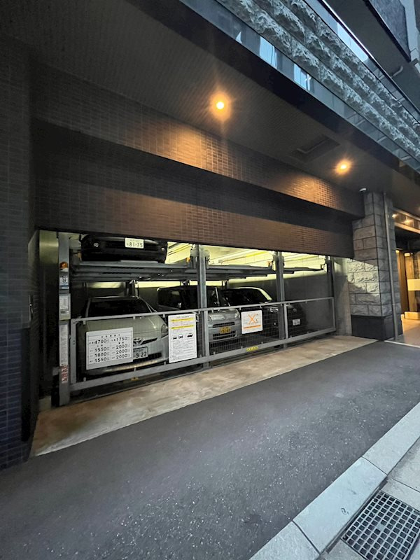 プレサンス新神戸駅前の駐車場