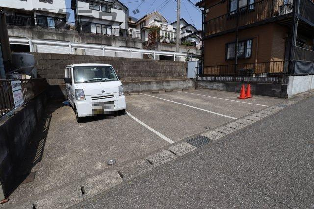 グレイスエミネンスの駐車場|車をお持ちの方に嬉しい駐車場付きの物件です