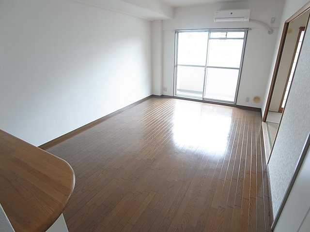 ヴィルブランシェ北町の居間・リビング|天井高めで採光もタップリの明るいリビング