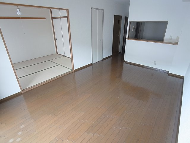 ヴィルブランシェ北町の居間・リビング|間仕切り開け広げて開放感の有るリビングスペース