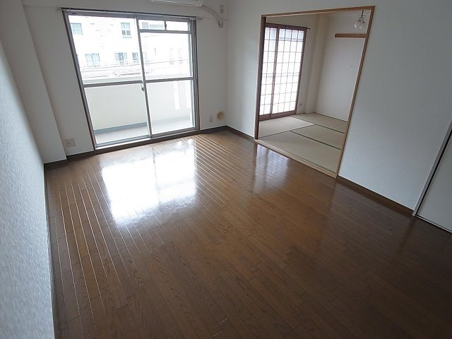 ヴィルブランシェ北町の内装|風通しも良好の明るいリビング