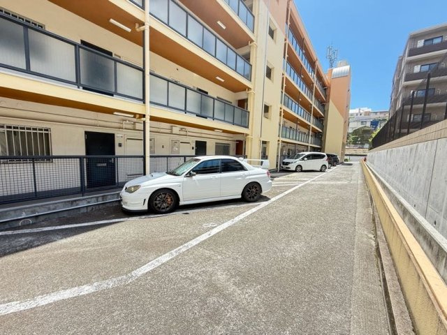 ブリージェ朝日ヶ丘の駐車場