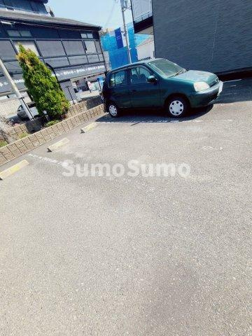 レオパレスシャンブル小林の駐車場