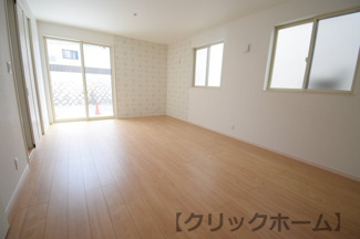 【居間・リビング】 | 呉市焼山中央5丁目【太陽光発電設置】全2区画　NO1 | 18帖リビング☆
対面式のキッチンでリビングが見渡せるので、お子様やご家族の様子が見えて安心です♪