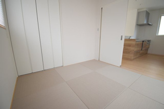 【和室】 | 呉市焼山中央5丁目【太陽光発電設置】全2区画　NO1 | 18帖リビングにつながる4.5畳和室☆
ホッとくつろげる空間です♪