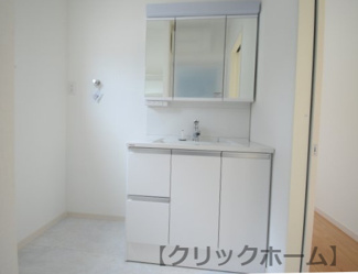 【独立洗面台】 | 呉市焼山中央5丁目【太陽光発電設置】全2区画　NO1 | 三面鏡付きの洗面台は、メイクもドライヤーも余裕のスペースです☆