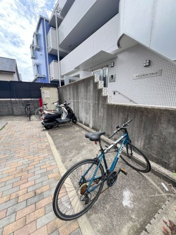 レオパレスマリーハイム六甲の駐車場