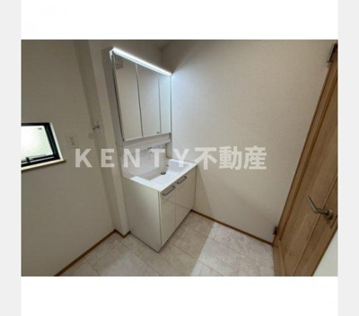 【独立洗面台】 | Kolet大森町#09 | 独立洗面台、小物を置くことができて便利です