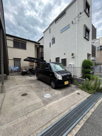 プランドール湊川の駐車場
