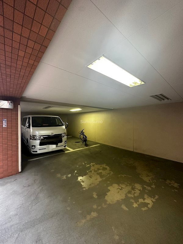 プレサンス東本町の駐車場