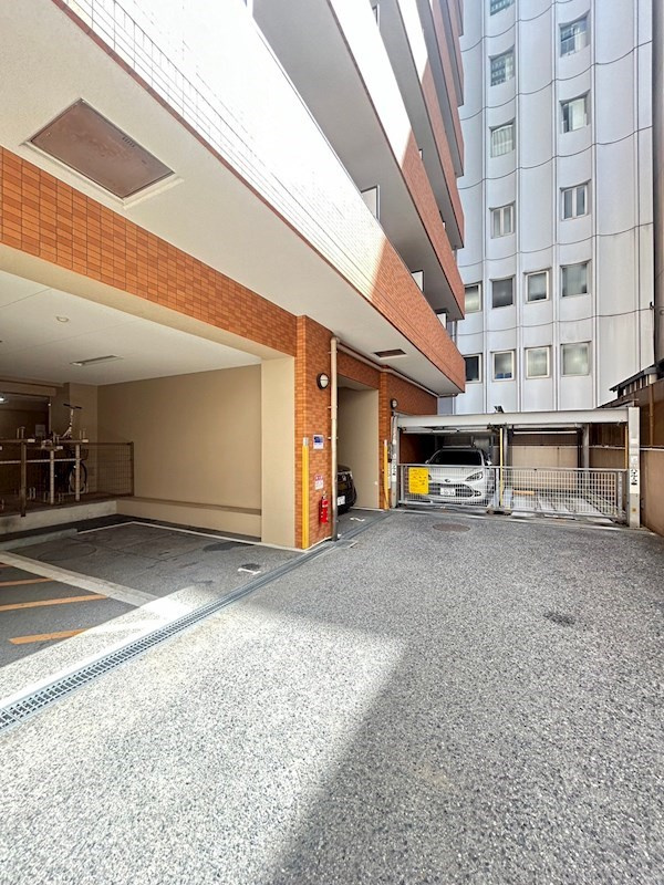 プレサンス神戸三宮の駐車場