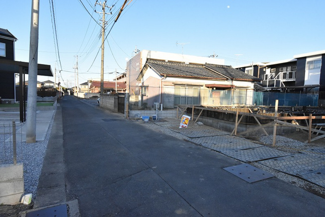【前面道路含む現地写真】 | 鴻巣市宮前　新築一戸建て（平屋）