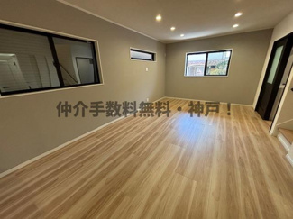 【居間・リビング】 | 神戸市垂水区星陵台7丁目　新築戸建　仲介手数料無料！ | こちらのリビングで趣味の時間をお楽しみください