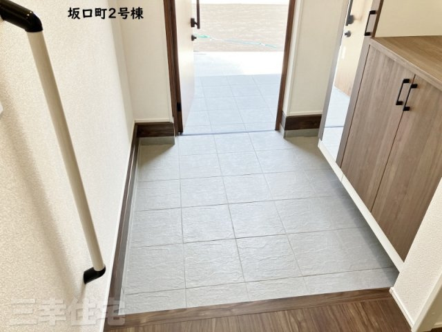 碧南市坂口町2号棟の玄関|玄関にはベビーカーがそのまま置ける広いスペースがあります
