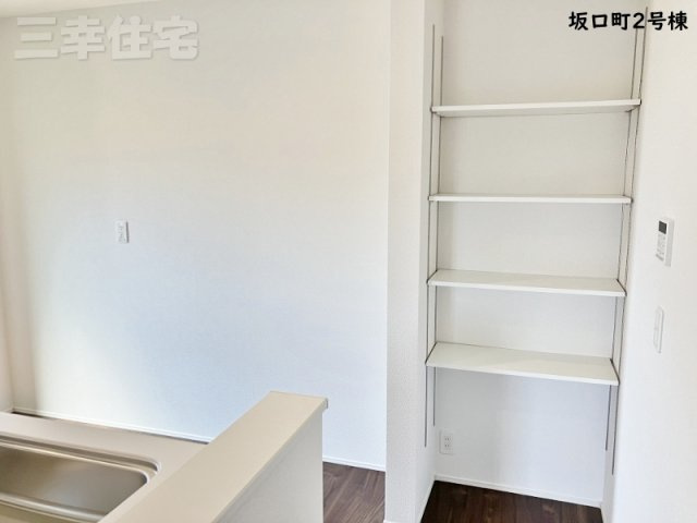 碧南市坂口町の収納|キッチンに可動棚があるから食材ストックにも困りません